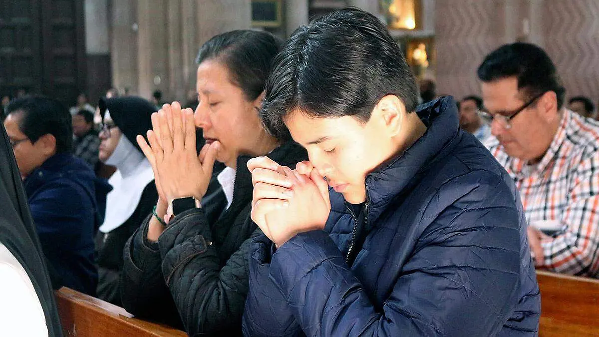 Fieles católicos en misa dominical